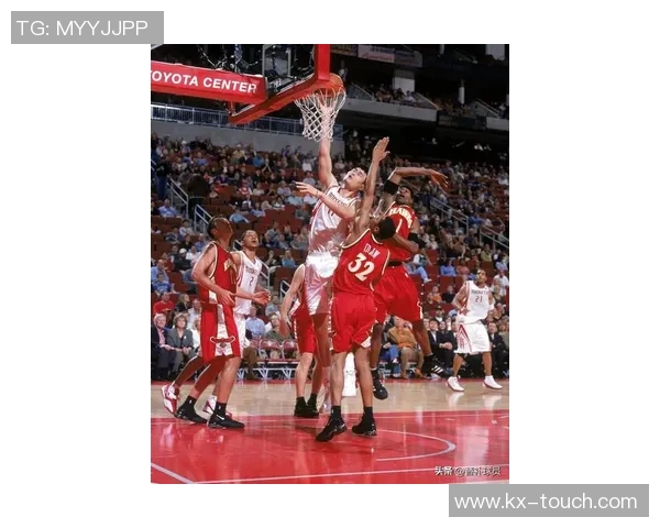 姚明在比赛中强势抬起奥多姆展现篮球巨星的力量与友谊 姚明在比赛中强势抬起奥多姆展现篮球巨星的力量与友谊