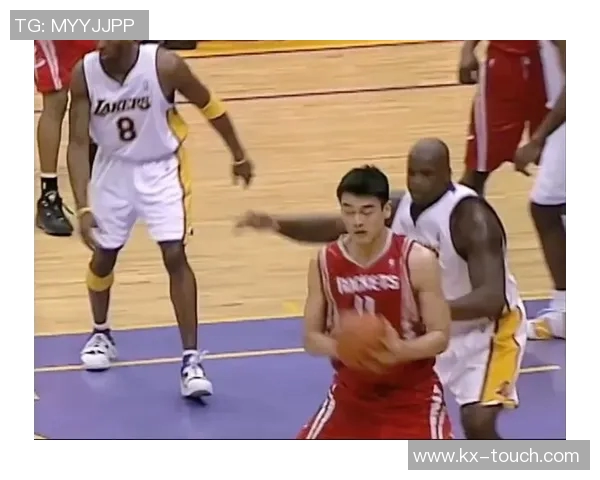 姚明左手投篮的独特技巧与篮球生涯的精彩瞬间解析