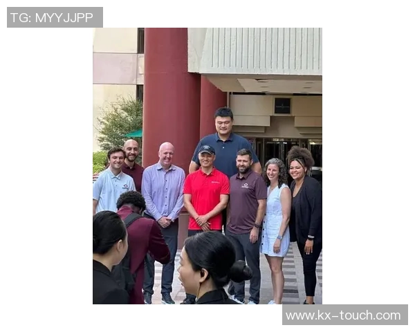 姚明吴镇宇携手亮相活动引发热议粉丝纷纷围观合影留念