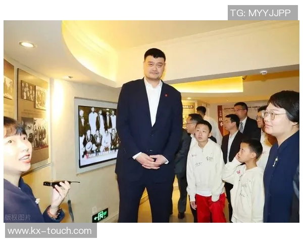 姚明携手品牌拍摄新广告展现篮球魅力与个人风采引发球迷热议 姚明携手品牌拍摄新广告展现篮球魅力与个人风采引发球迷热议