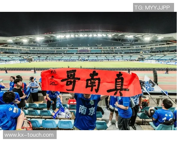 大爷畅谈足球明星背后的故事与精彩瞬间引发热议