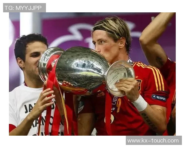 足球明星亲吻奖杯的荣耀时刻展现了梦想与奋斗的完美结合 足球明星亲吻奖杯的荣耀时刻展现了梦想与奋斗的完美结合