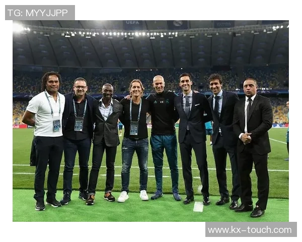 足球明星齐聚一堂的精彩合影瞬间回顾与分享 足球明星齐聚一堂的精彩合影瞬间回顾与分享