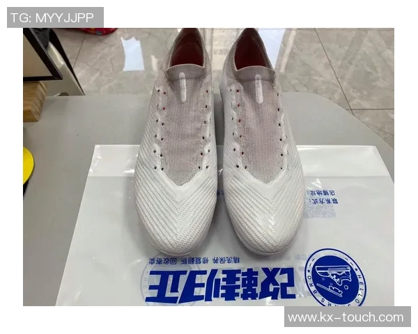 足球明星白鞋风采展现球场上的时尚与激情交融 足球明星白鞋风采展现球场上的时尚与激情交融