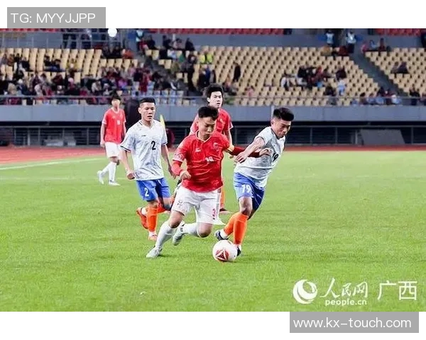 足球明星挑战颠球技巧与绕杆表演展现惊人球技与魅力 足球明星挑战颠球技巧与绕杆表演展现惊人球技与魅力